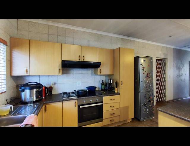 3 BEDROOM TOWNHOUSE FOR SALE IN VANDERBIJLPARK CE 2